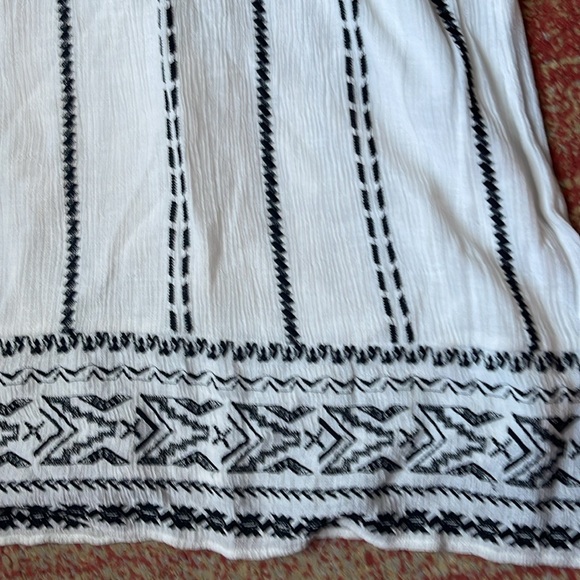 Embroidered dress - Picture 4 of 4